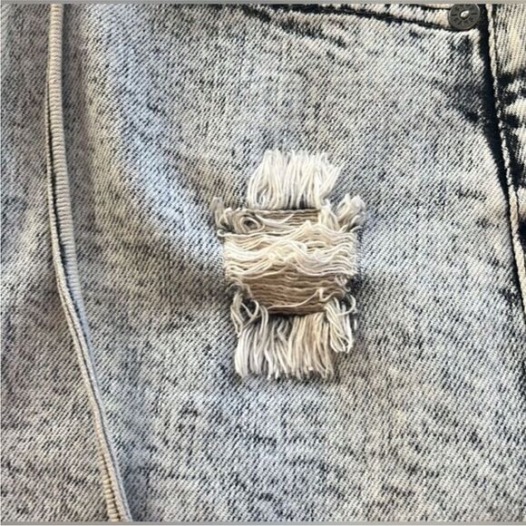 ALICE + OLIVIA NWT Raw-Edge Trim Mini Skirt
Washed Denim Size 24 (0) - Picture 12 of 14